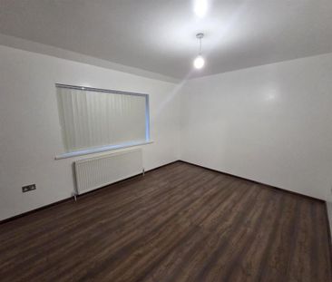 3 bedroom end of terrace house to rent - Photo 3