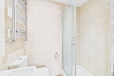 1 bedroom Flat in Camp Road, Farnborough - Photo 3