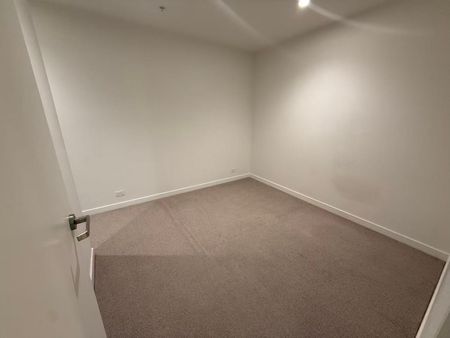 Light-Filled 2 Bedroom Living on the Edge of the CBD - Photo 3