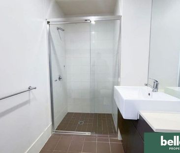 Fully furnished one-bedroom apartment with water views Oct - Photo 3