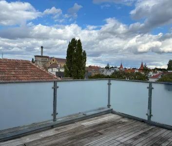 Dachgeschoß Wohnung mit Terrasse und schönem Ausblick, inklusive Garage - Photo 2