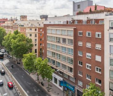 Room in a shared 9-bedroom apartment for rent in Gaztambide, Madrid, perfect for professionals and students - Photo 2