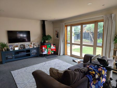 5 bedroom 3 bathroom family home - Photo 4