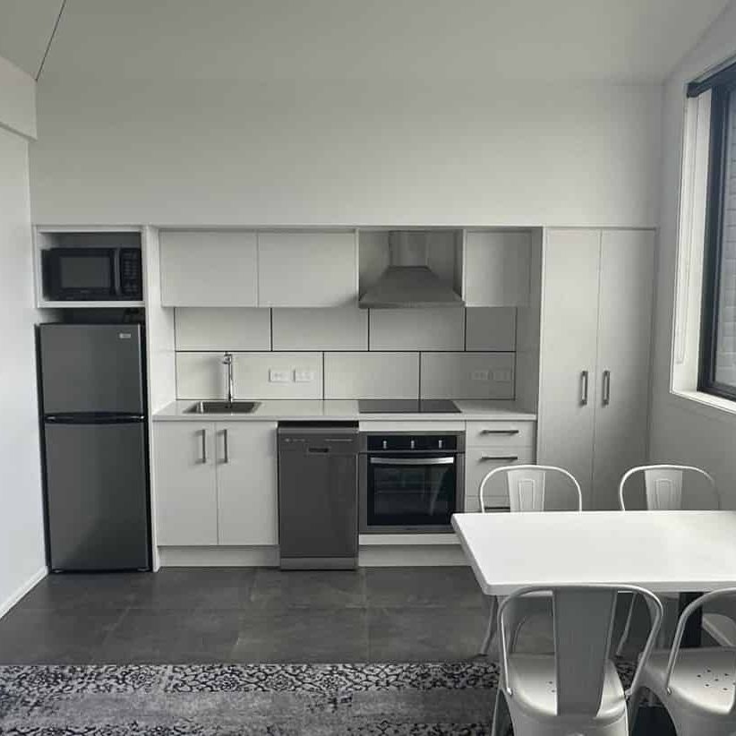 Fully Furnished 2-Bedroom Apartment for Rent in Avondale, Auckland - Photo 1