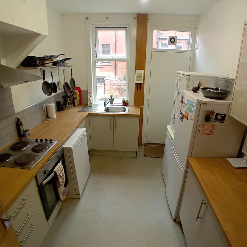 6 Bed - 21 Manor Terrace, Headingley, Leeds - LS6 1BU - Student - Photo 1