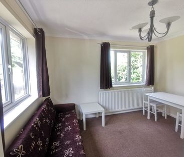 Oaklands 3 - Photo 2