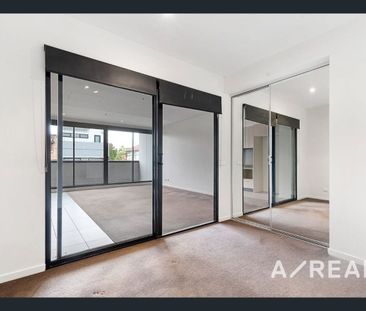 STUNNING TWO BEDROOM APARTMENT WITH SPACIOUS BALCONY - Photo 2