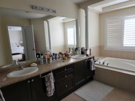 For Lease - 2374 North Ridge Trail, Oakville, Ontario - Photo 2