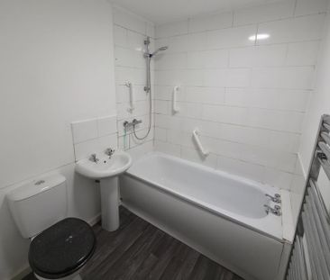 3 bedroom flat to rent - Photo 6