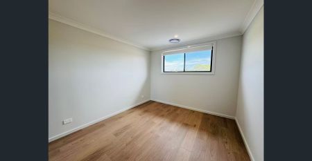 Stunning brand new 5 bedroom house in heart of Leppington - Photo 2