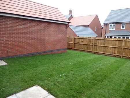 3 Bed House - detached - Photo 2