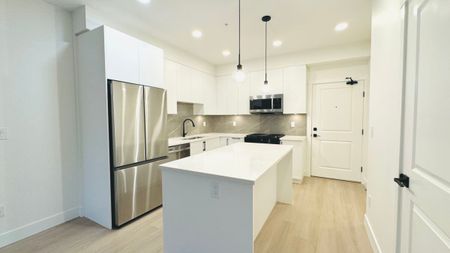 Brand New Condo at King & Crescent - Photo 3