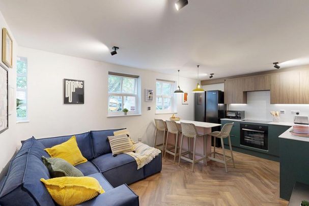 4 bedroom flat to rent - Photo 1