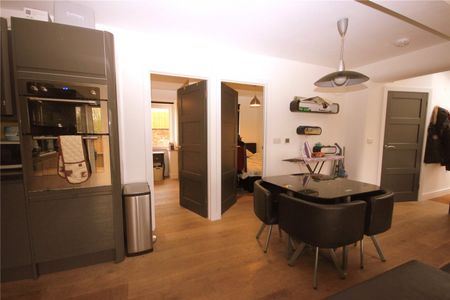 Elmcroft Crescent, - Photo 2