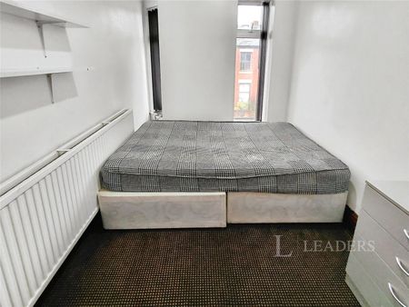 6 bedroom house to rent Standish Road, Manchester, M14 - Photo 2