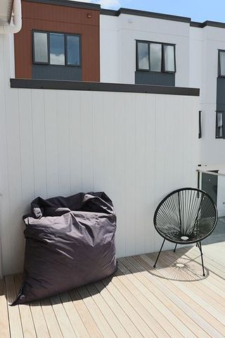 Modern Townhouse, 2 Bedroom + Study with Garage - Photo 3