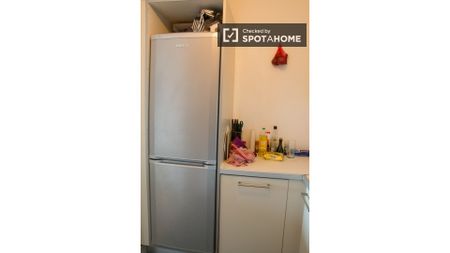 Comfortable room in apartment in East Wall, Dublin - Photo 3