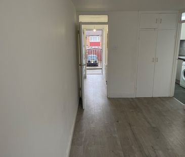 Studio Flat, Netley Road, IG2 - Photo 2