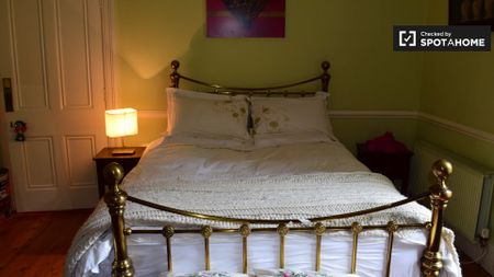 Decorated room in 5-bedroom apartment in Churchtown, Dublin - Photo 3