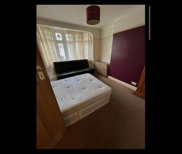 Room in a Shared House, Edgefield Avenue, IG11 - Photo 4