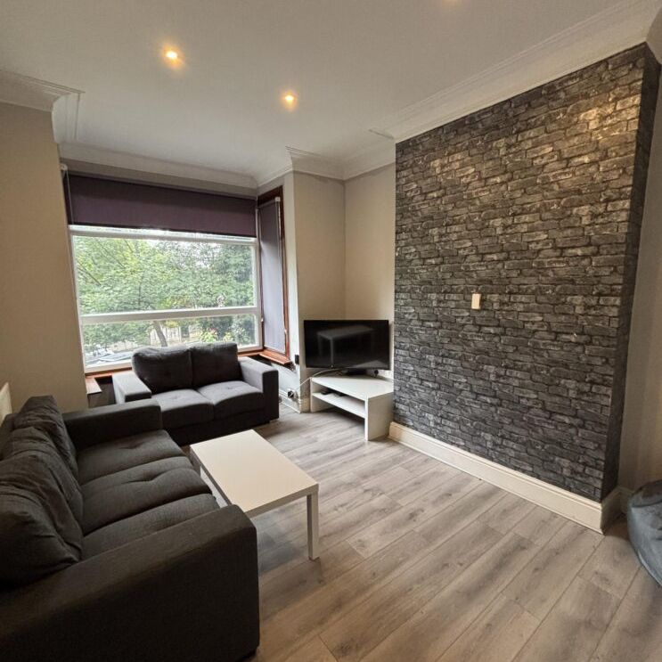 4 High Cliffe, Leeds, LS4 2PE - Photo 1