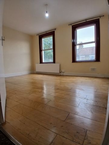 3 Bed Semi-Detached House, Perth Road, E13 - Photo 2