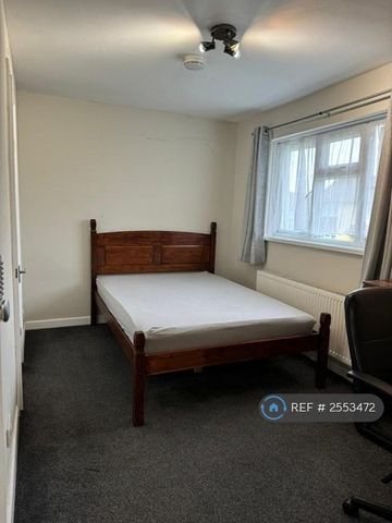 1 bedroom in a house share to rent - Photo 2