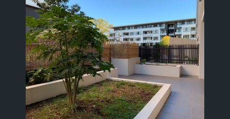 Two Bedroom Apartment With Courtyard and Private Access - Photo 3