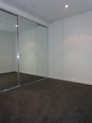 “ONE BEDROOM APARTMENT IN PORT MELBOURNE” - Photo 1