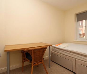 *** STUDENT HOUSE *** 7 Bedroom student property, 10 min walk to Un... - Photo 5