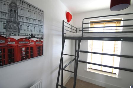 3 bedroom end of terrace house to rent - Photo 2