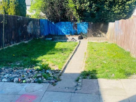 3 bedroom semi-detached house to rent - Photo 5