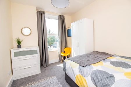 4 bedroom semi-detached house to rent - Photo 5