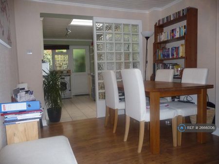 2 bedroom terraced house to rent - Photo 2