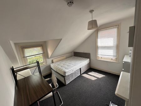 8 bedroom house - Photo 3