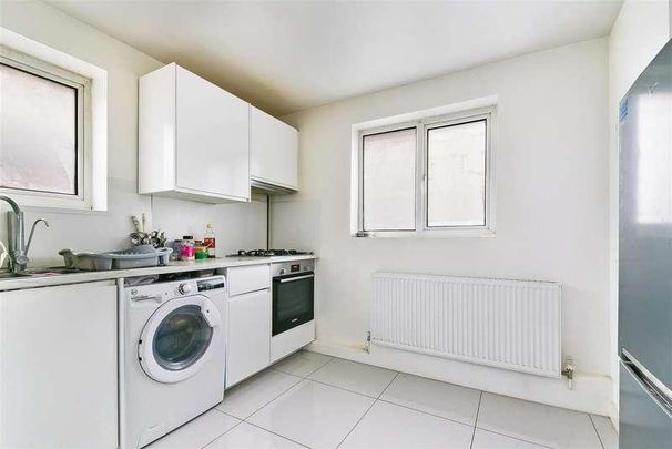 Beechmore Gardens, Cheam, Sutton, SM3 - Photo 1