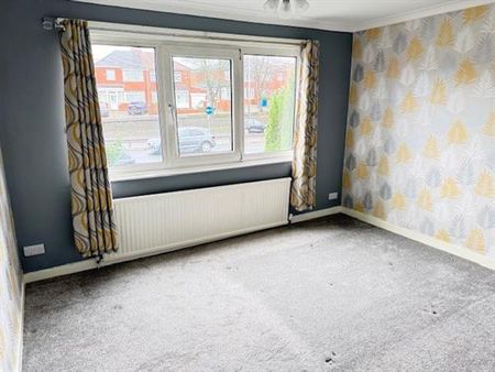 3 Bedroom Bungalow For Rent in Broadway, Chadderton - Photo 2