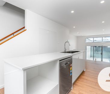 14/10 Ellison Harvie Cl, Greenway ACT 2900 - Townhouse For Rent | D... - Photo 6
