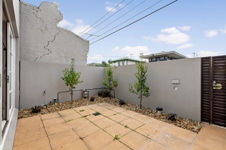 Stylish and Spacious Townhouse - Photo 2