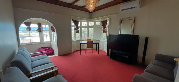 Spacious 2-Bedroom Apartment in Kilbirnie - Photo 1