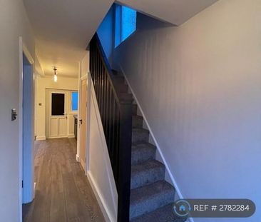 3 bedroom semi-detached house to rent - Photo 3