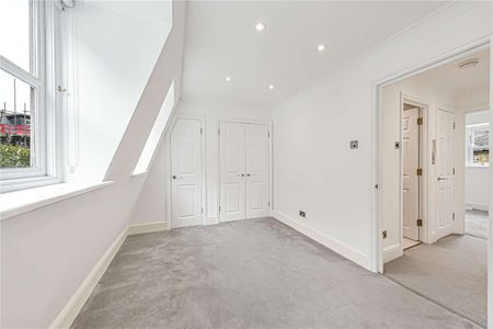 Modern 4 bedroom townhouse in a secure gated development, close to Hampstead Heath ponds, and overground station. - Photo 3