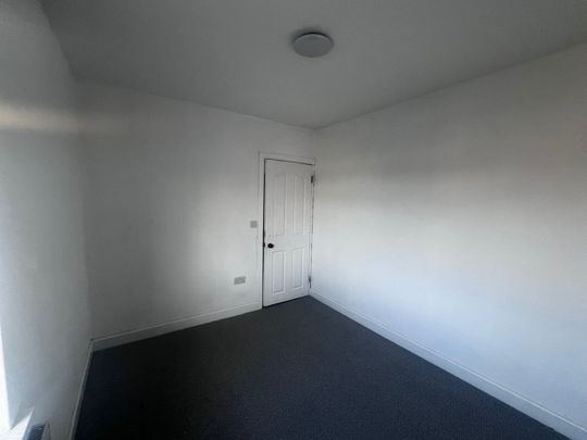 5 Bed Semi-Detached House, Duke Road, IG6 - Photo 1