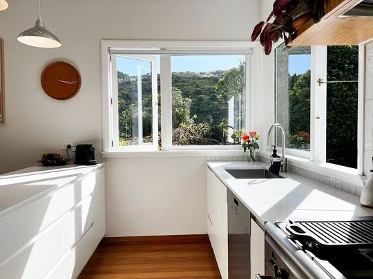 Mid-Century Modern home, 6 minutes from the city - Photo 1