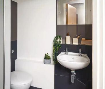 Extra Large Standard Double Ensuite - Photo 2