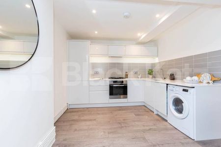 spacious 1 bedroom warehouse conversion with bi folding partition wall - Photo 4