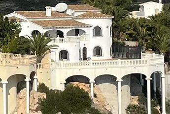 LONG TERM RENTAL. Beachfront villa for rent in Cumbre del Sol