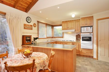 3 Sandra Street, Bulleen VIC 3105 - House For Rent | Domain - Photo 4