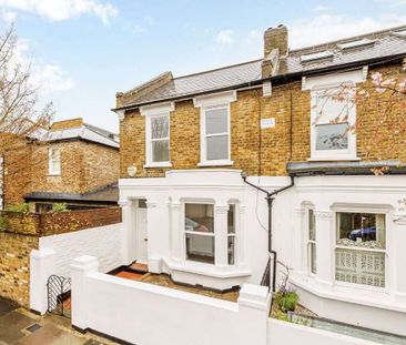 A beautifully presented two bedroom house with private garden. - Photo 3