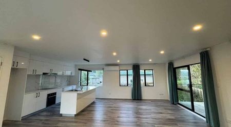 Spacious modern family home with private balcony - Photo 4